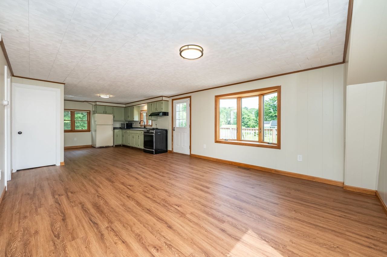 843A Goodwin Rd - Photo 5 of 19