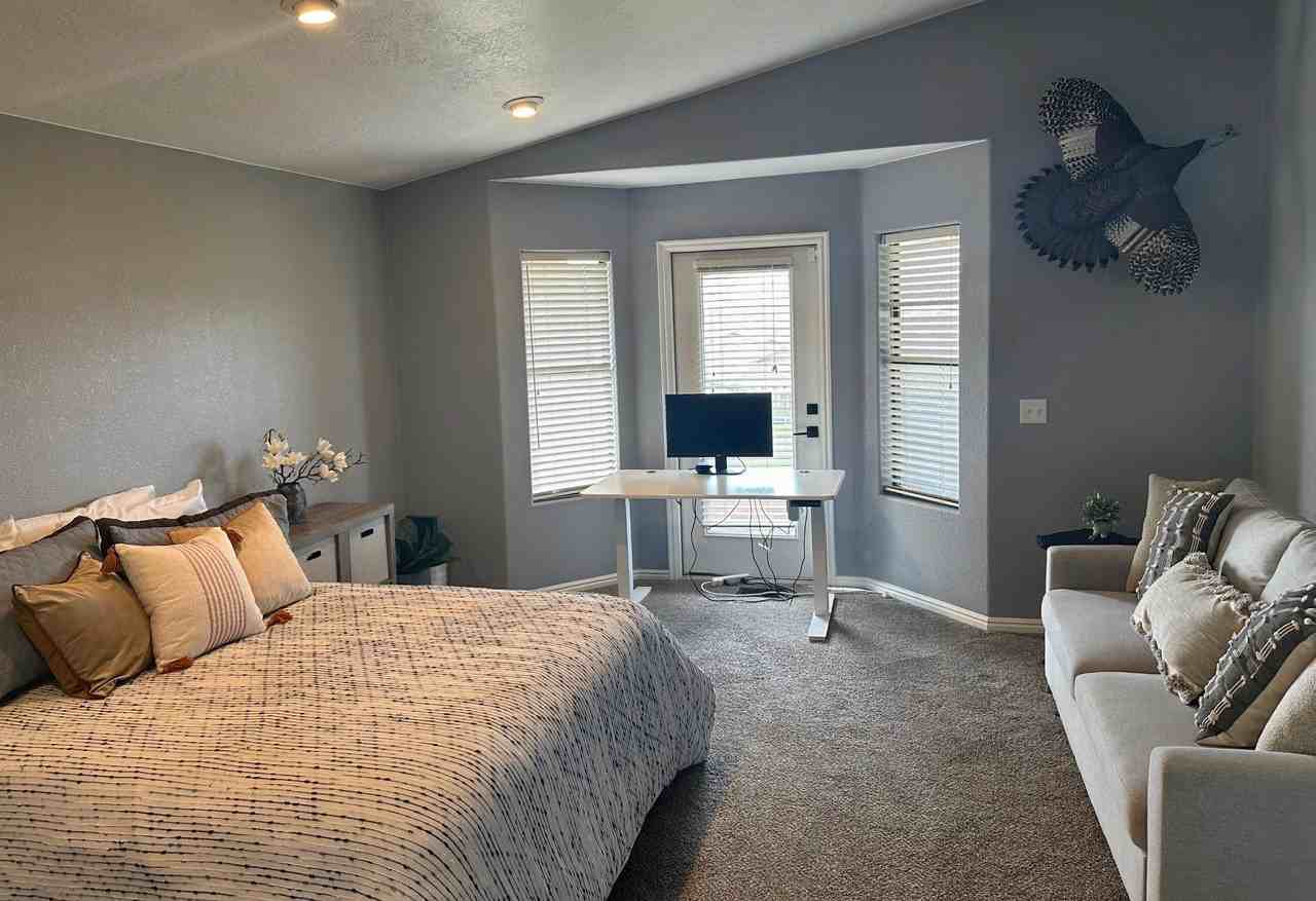 860 W Hampton Rd - Photo 5 of 39