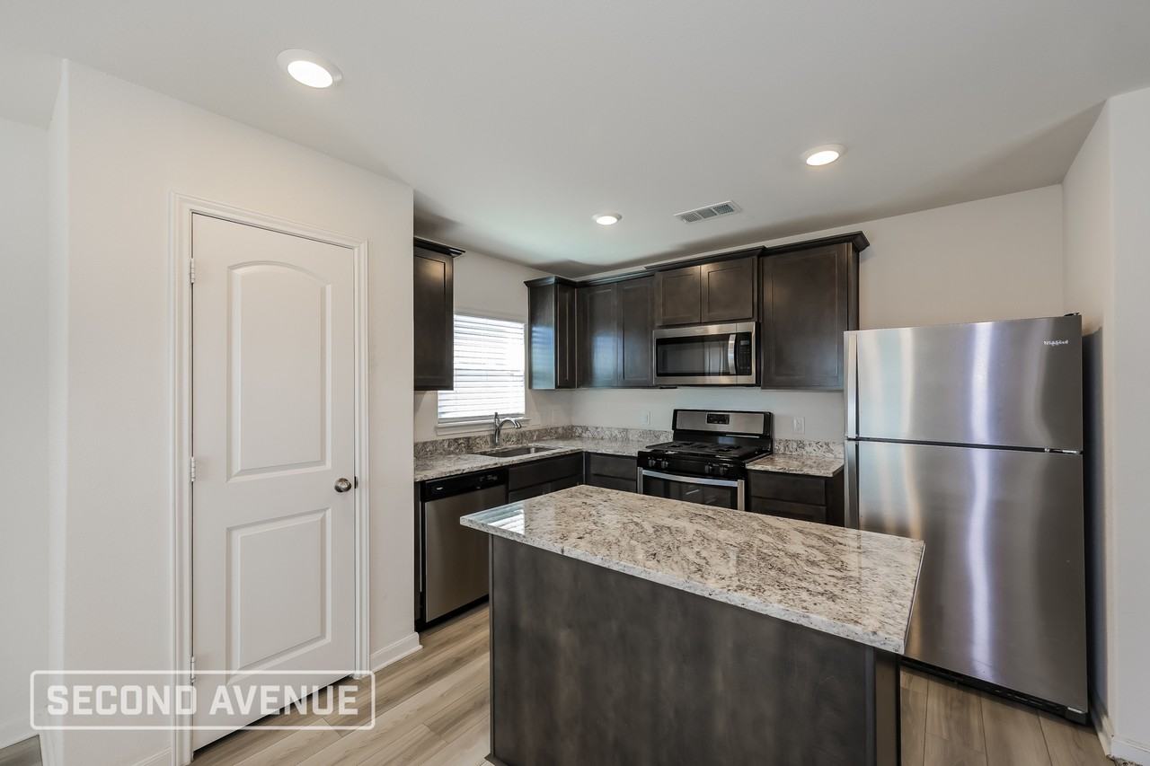 1421 Sunkiss Dr - Photo 4 of 28