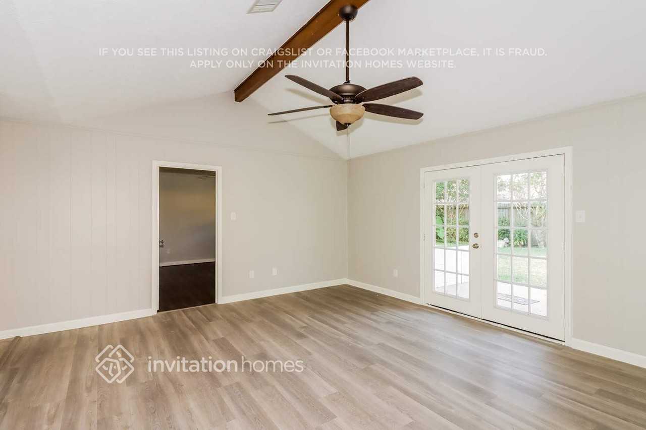 2104 Yorktown Ct N - Photo 4 of 16