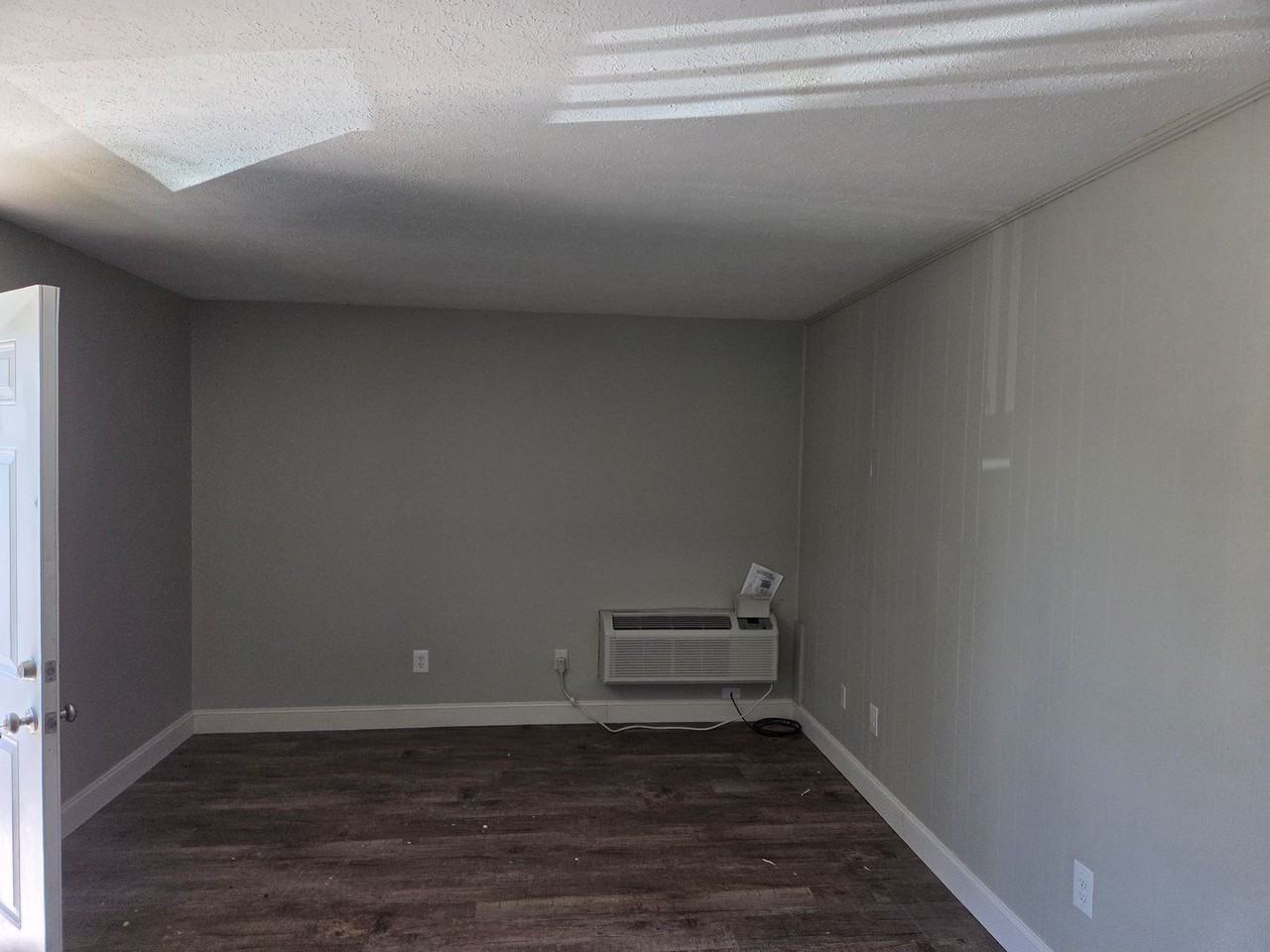 941 Chadwick Dr - Photo 2 of 8