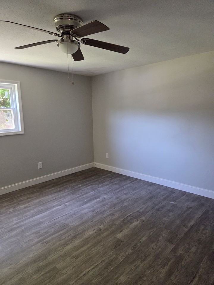 941 Chadwick Dr - Photo 3 of 8