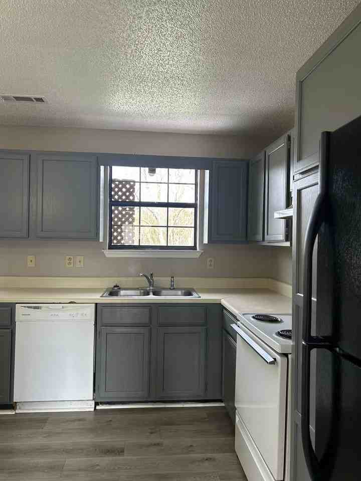 49 Iris Ln - Photo 3 of 4