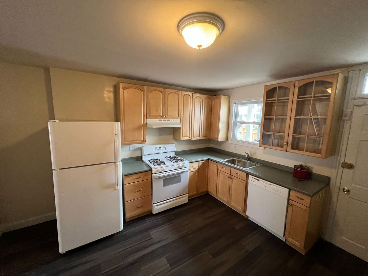 102 S Curley St - Photo 4 of 18