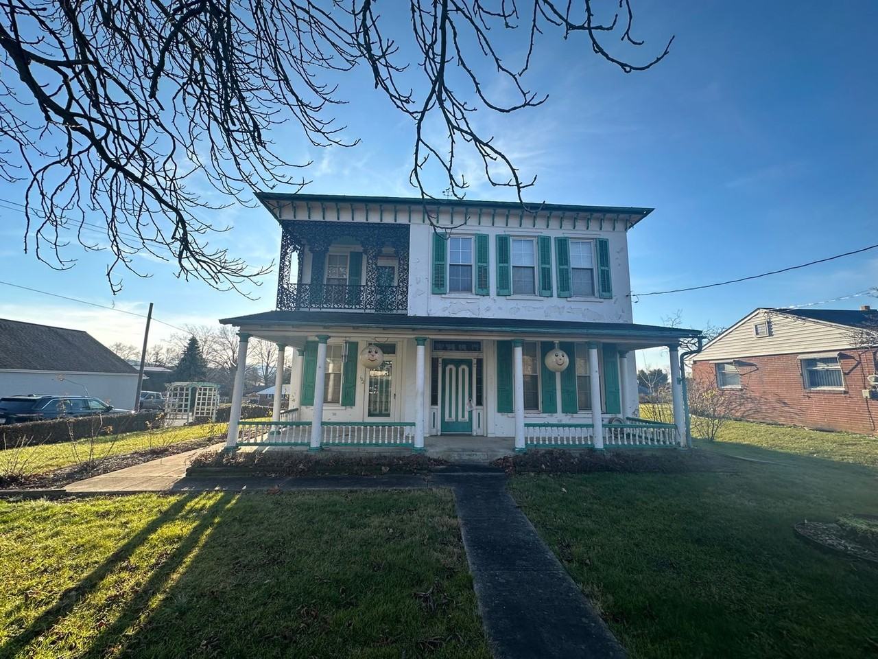 102 N River St