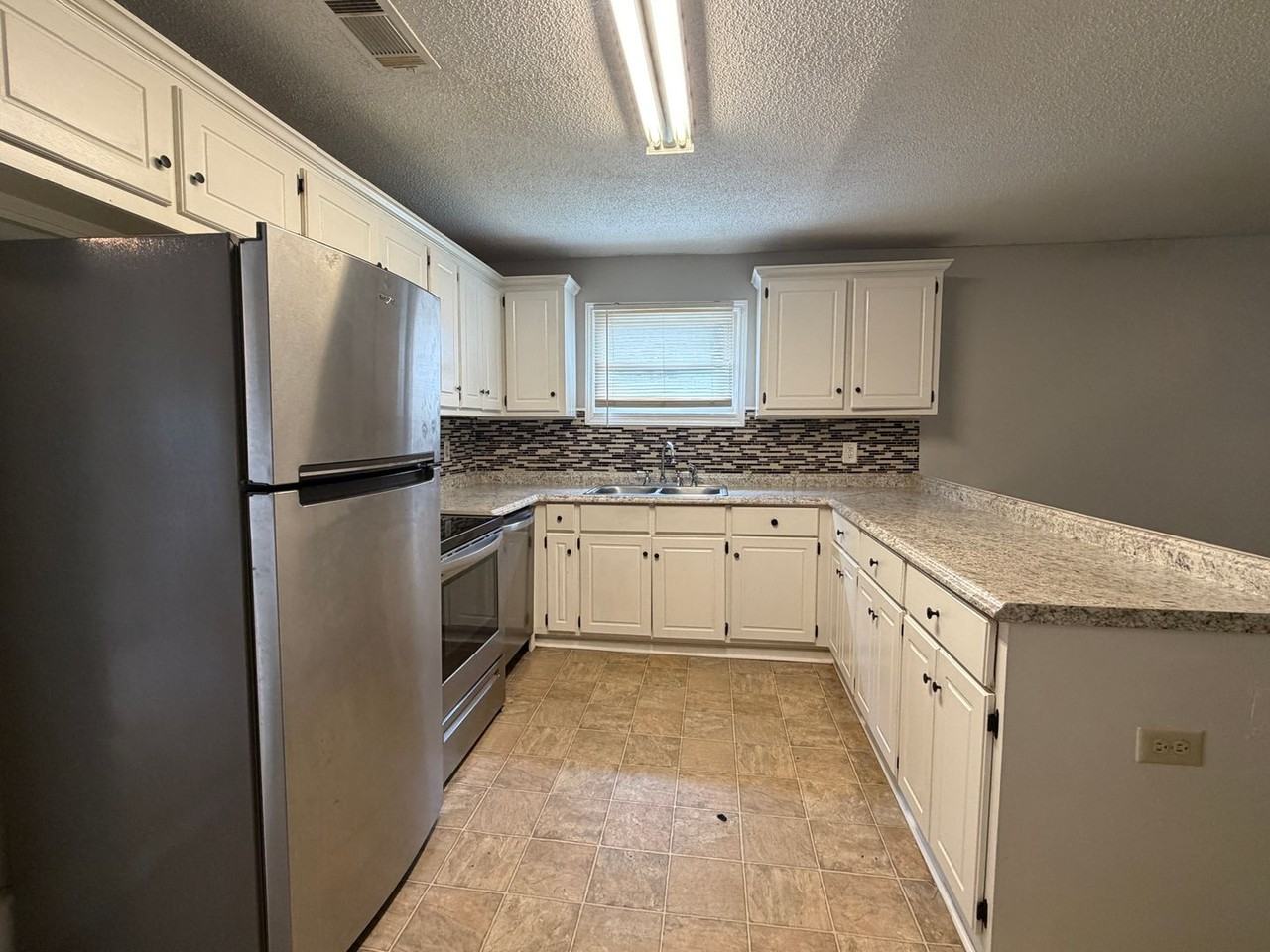 717 Eve St - Photo 7 of 21
