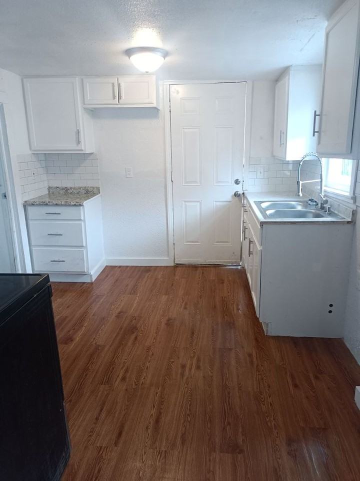 526 Se 21st St - Photo 5 of 18