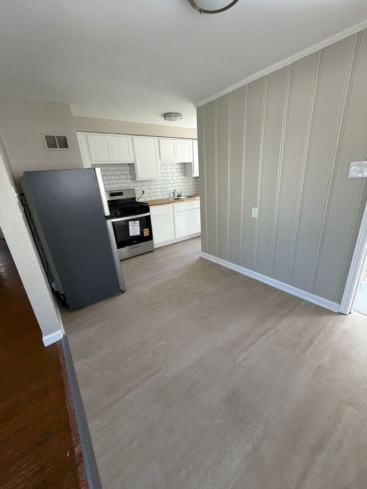 1831 Engelholm Ave - Photo 7 of 9