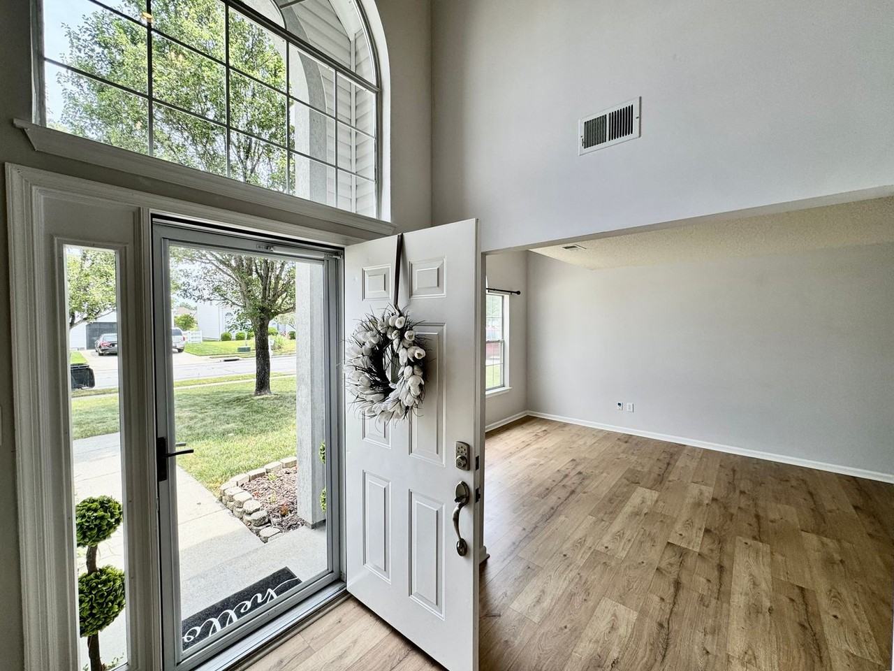 2424 Seven Kings Rd - Photo 5 of 50