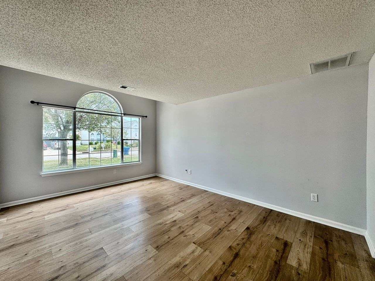 2424 Seven Kings Rd - Photo 7 of 50