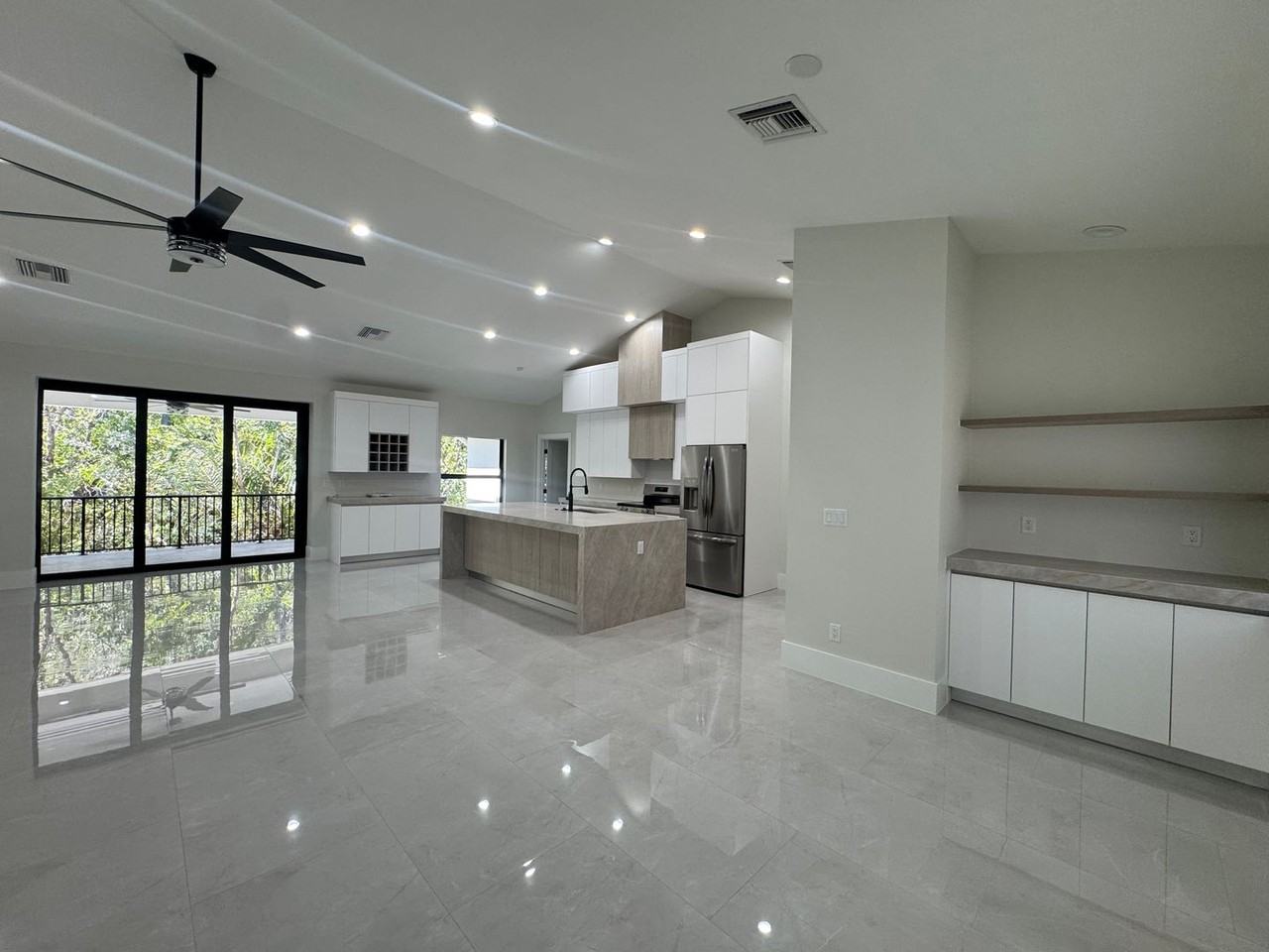 271 Price St - Photo 4 of 16