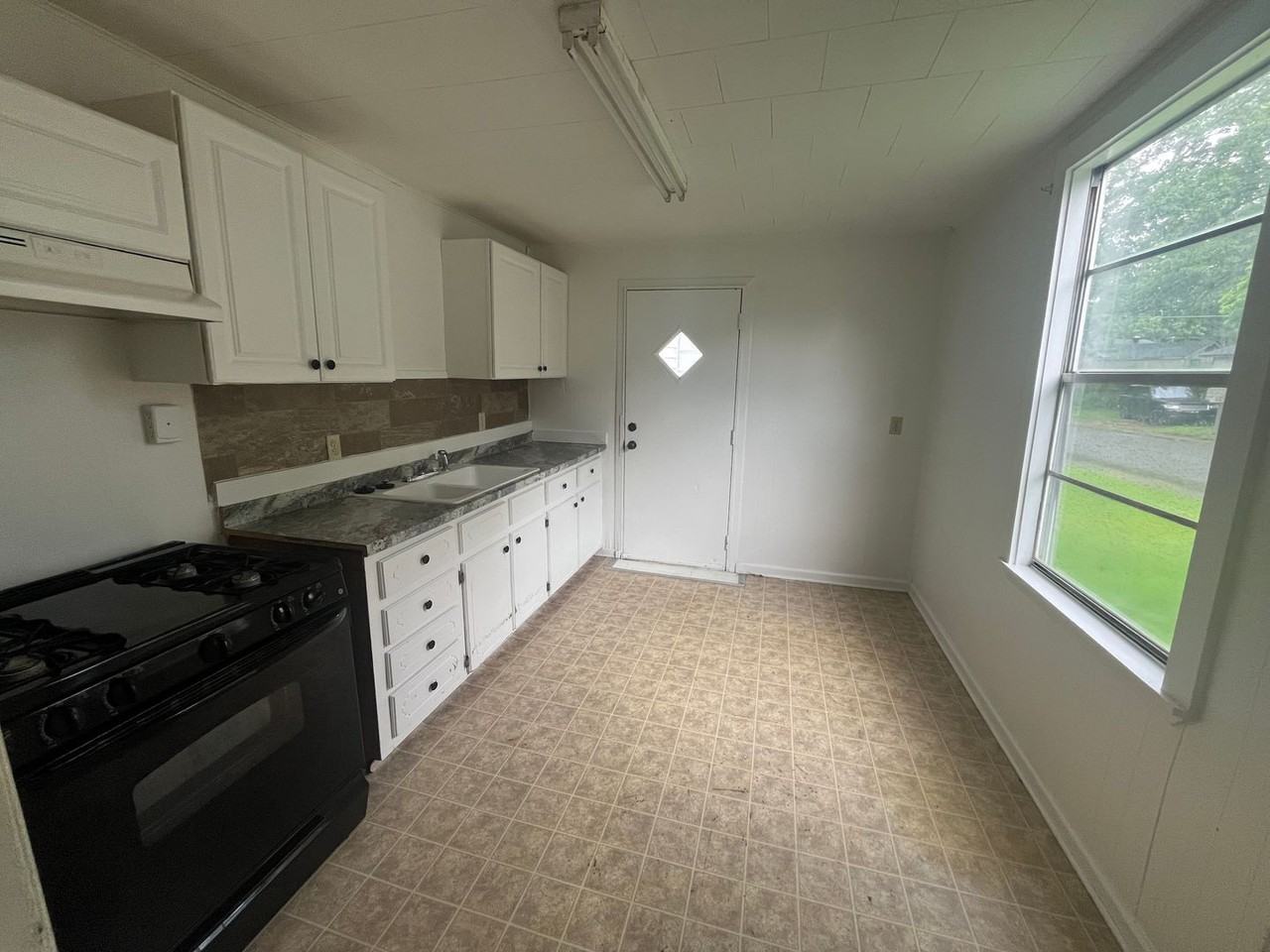 117 Union St - Photo 4 of 10