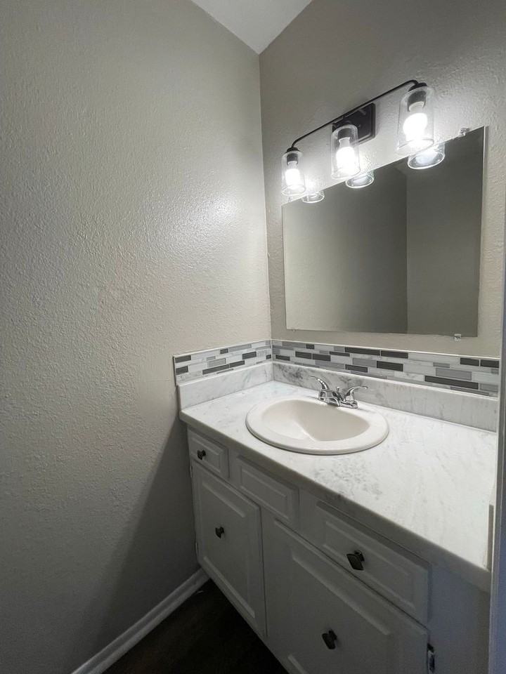 2700 N 16th St #34 - Photo 5 of 11
