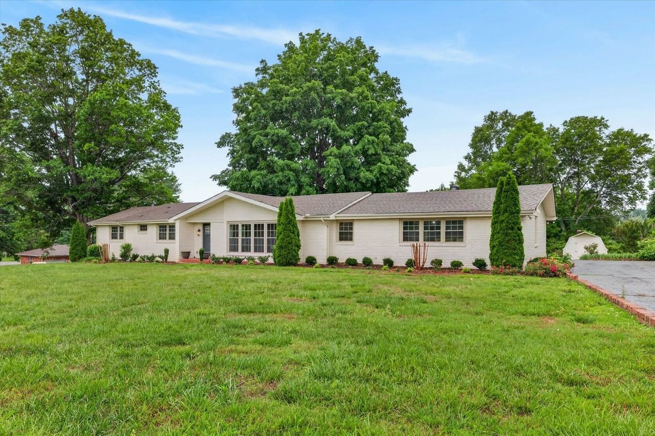 306 Locust Rd - Photo 3 of 39