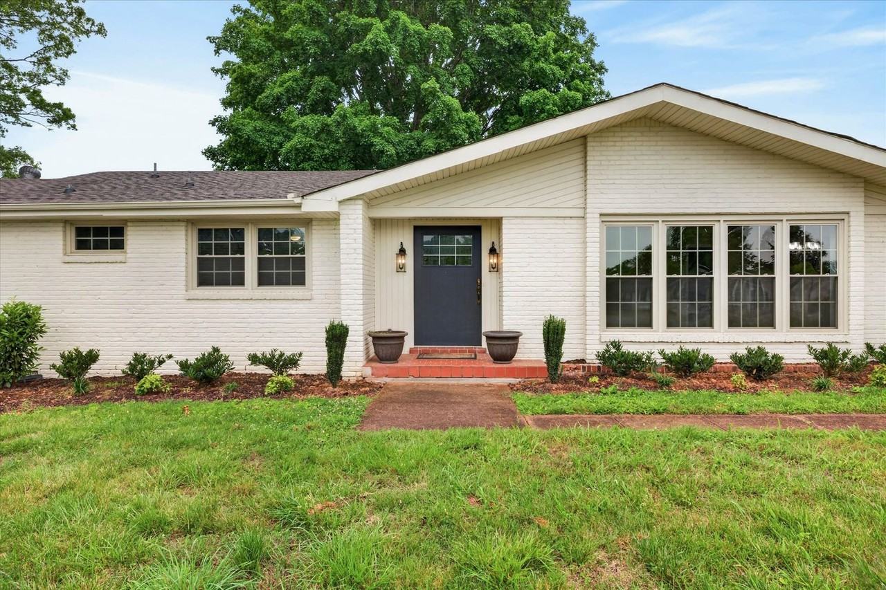 306 Locust Rd - Photo 4 of 39
