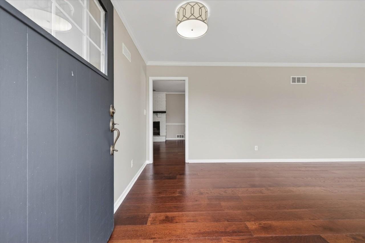 306 Locust Rd - Photo 5 of 39