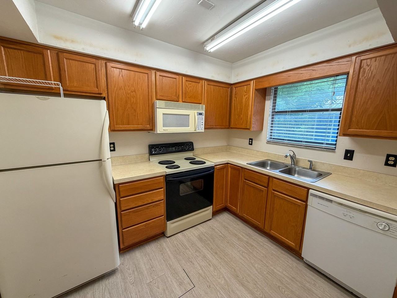 2260 W University Ave - Photo 6 of 23