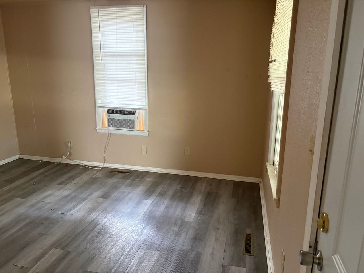 2126 N Main Ave - Photo 3 of 20