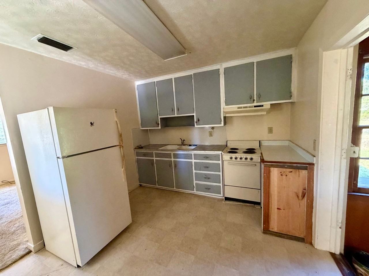 2224 Edgewood Dr - Photo 2 of 9
