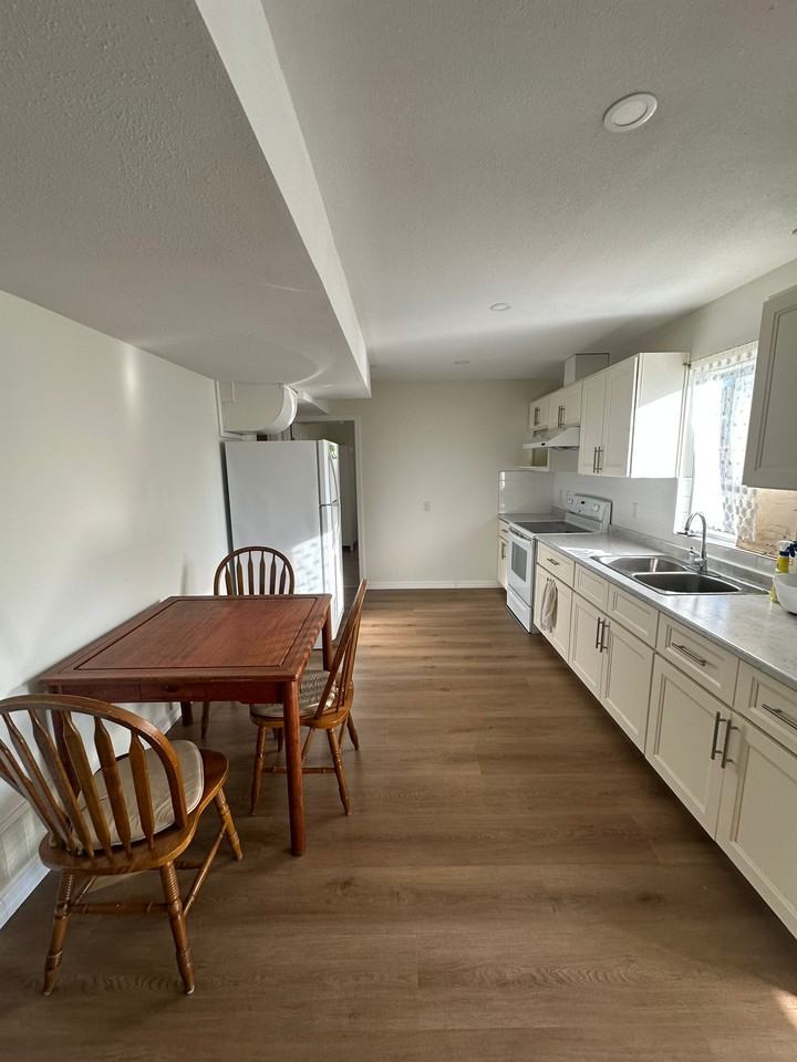2744 Canim Ave - Photo 3 of 7