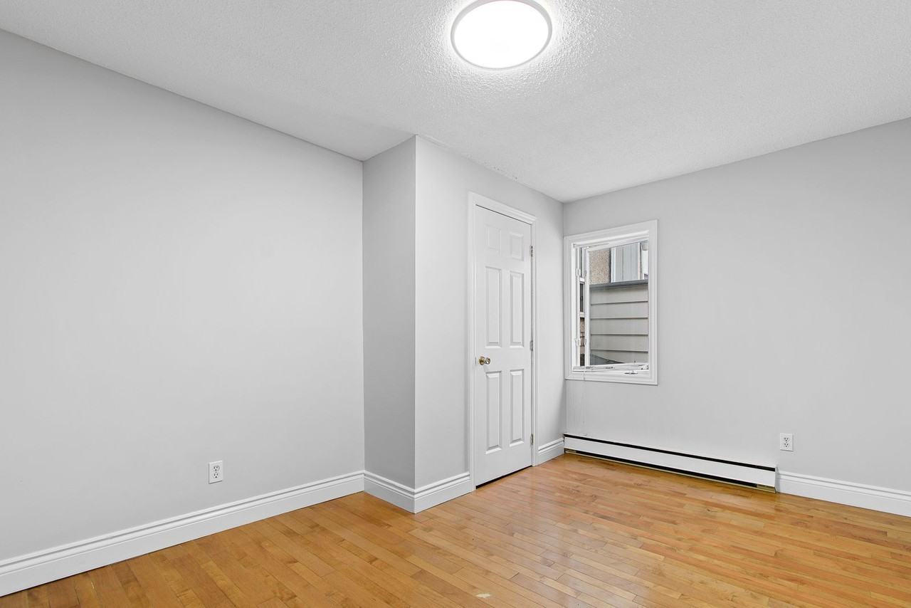 112-B Rue Garneau - Photo 4 of 8
