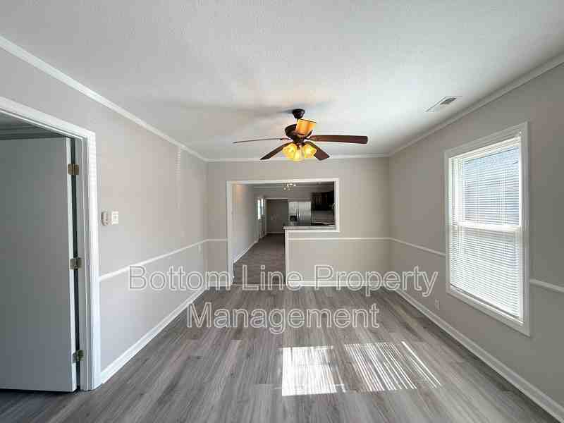 1024 E 10th St - Photo 3 of 16