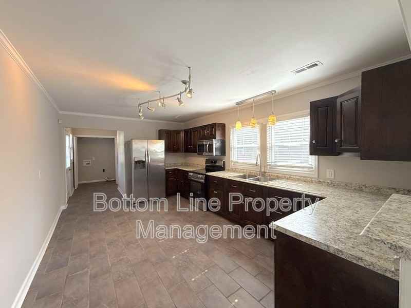 1024 E 10th St - Photo 4 of 16