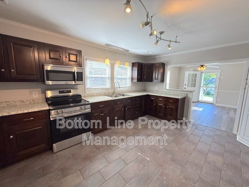 1024 E 10th St - Photo 5 of 16
