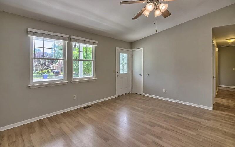 1111 Lancaster St - Photo 2 of 11