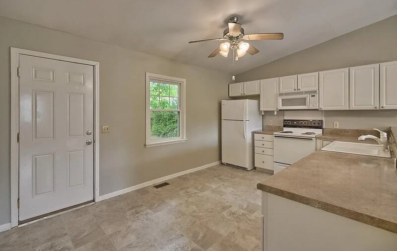 1111 Lancaster St - Photo 4 of 11