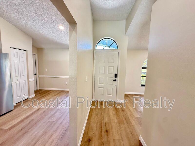 8774 Huntfield St - Photo 4 of 33