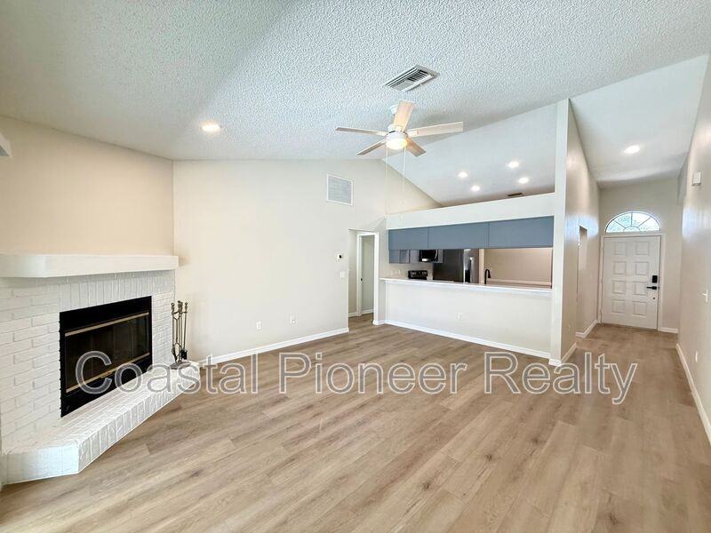 8774 Huntfield St - Photo 5 of 33