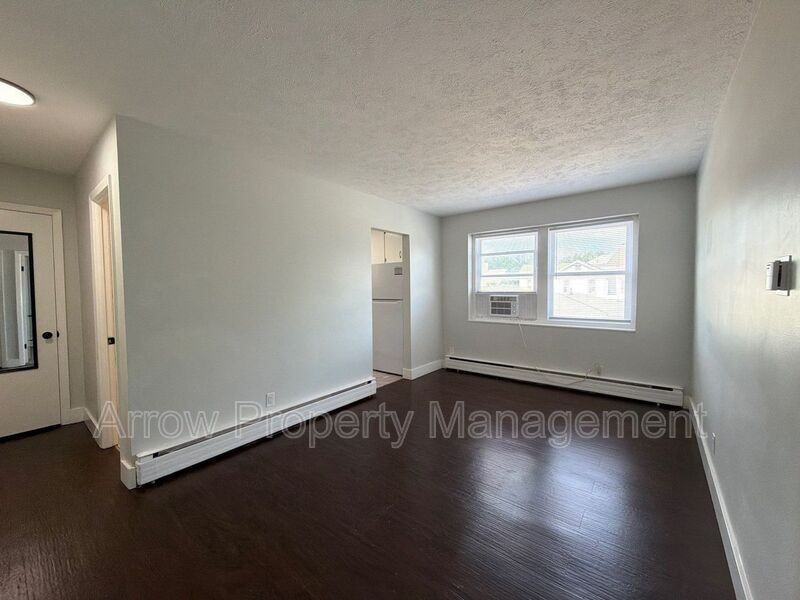 1037 G St #1 - Photo 2 of 7