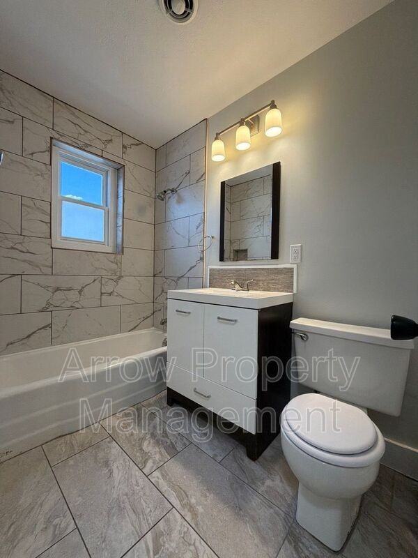 1037 G St #1 - Photo 4 of 7