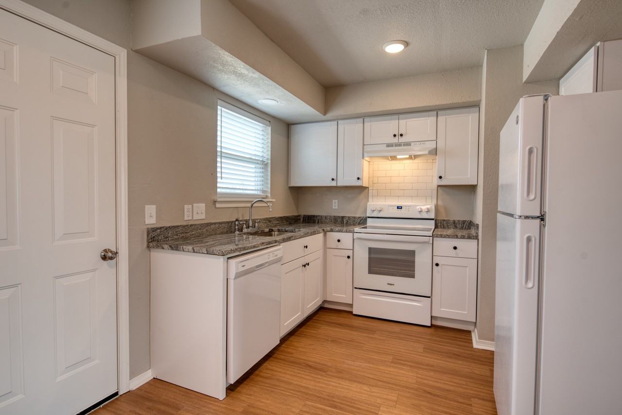 1001 E Main ST, Apt B - Photo 2 of 12