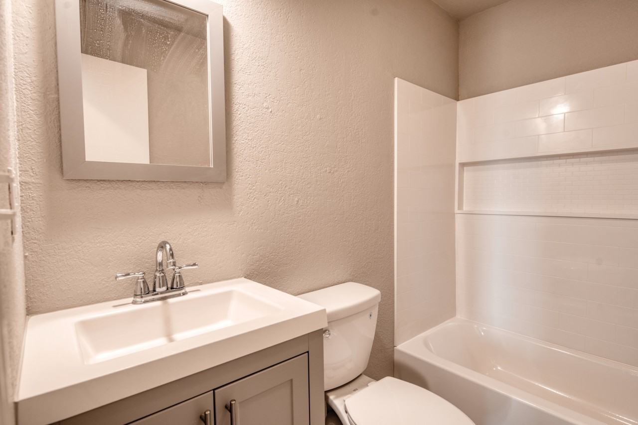 1001 E Main ST, Apt B - Photo 5 of 12