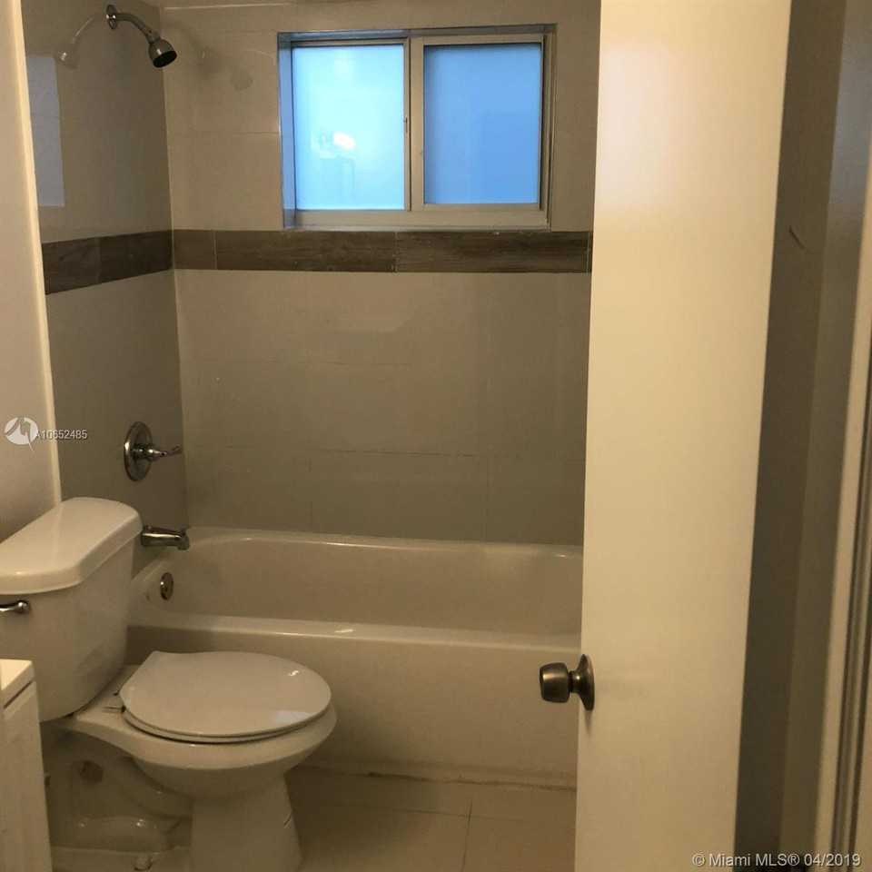 6Plex 1479 NW 16 ST - Photo 2 of 5