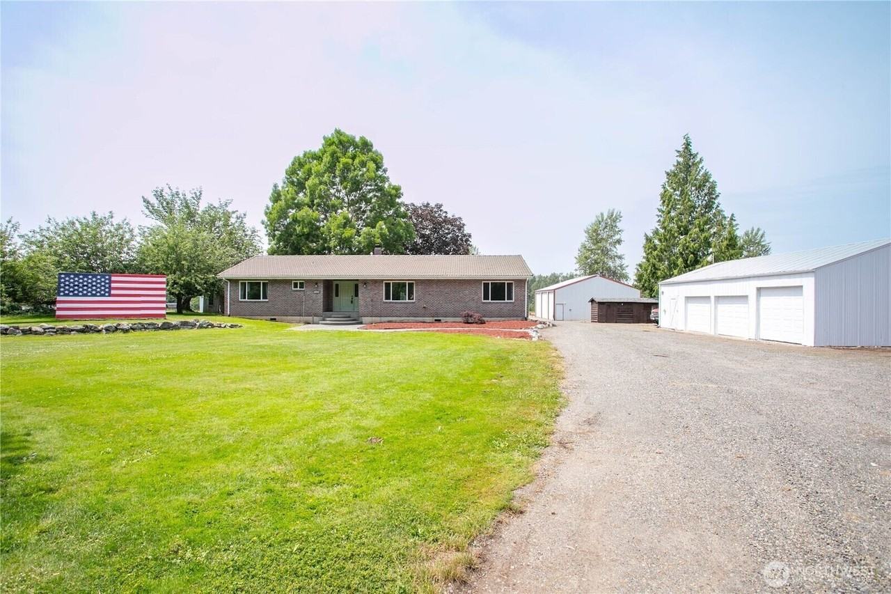 5539 Noon Road - House A - Photo 2 of 38