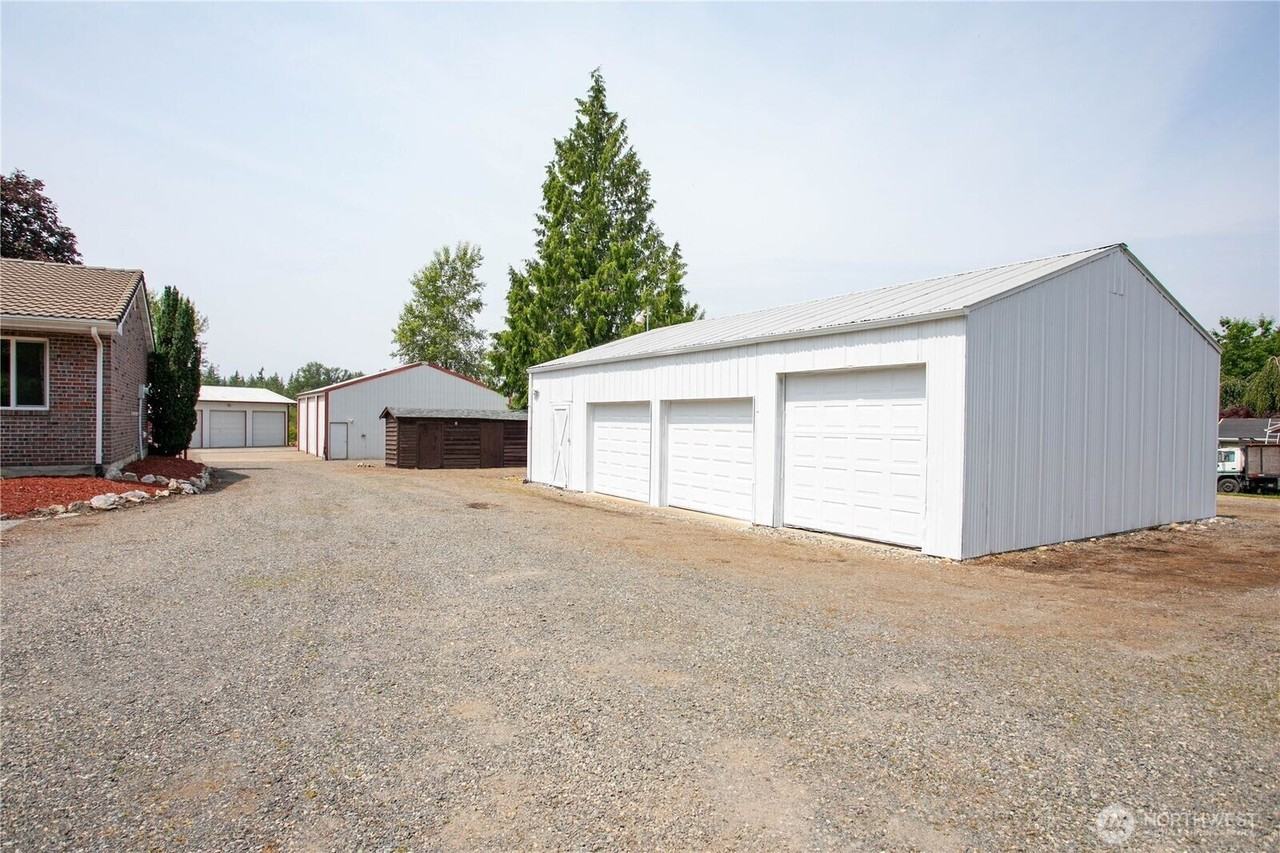 5539 Noon Road - House A - Photo 3 of 38