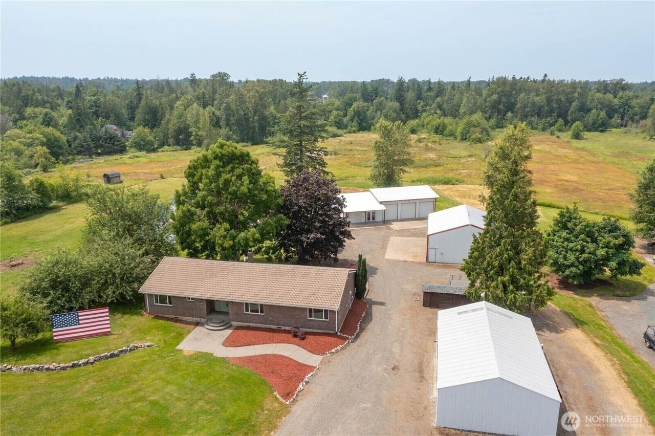 5539 Noon Road - House A - Photo 5 of 38