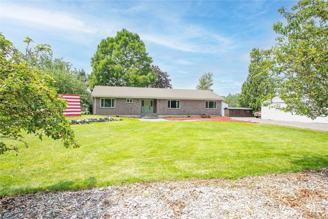 5539 Noon Road - House A - Photo 6 of 38