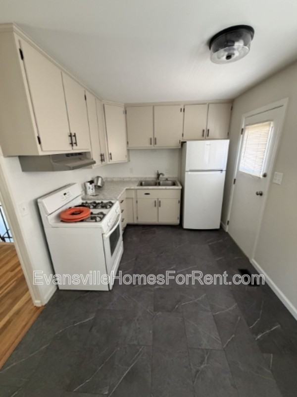 1309 Alvord Ln - Photo 6 of 21