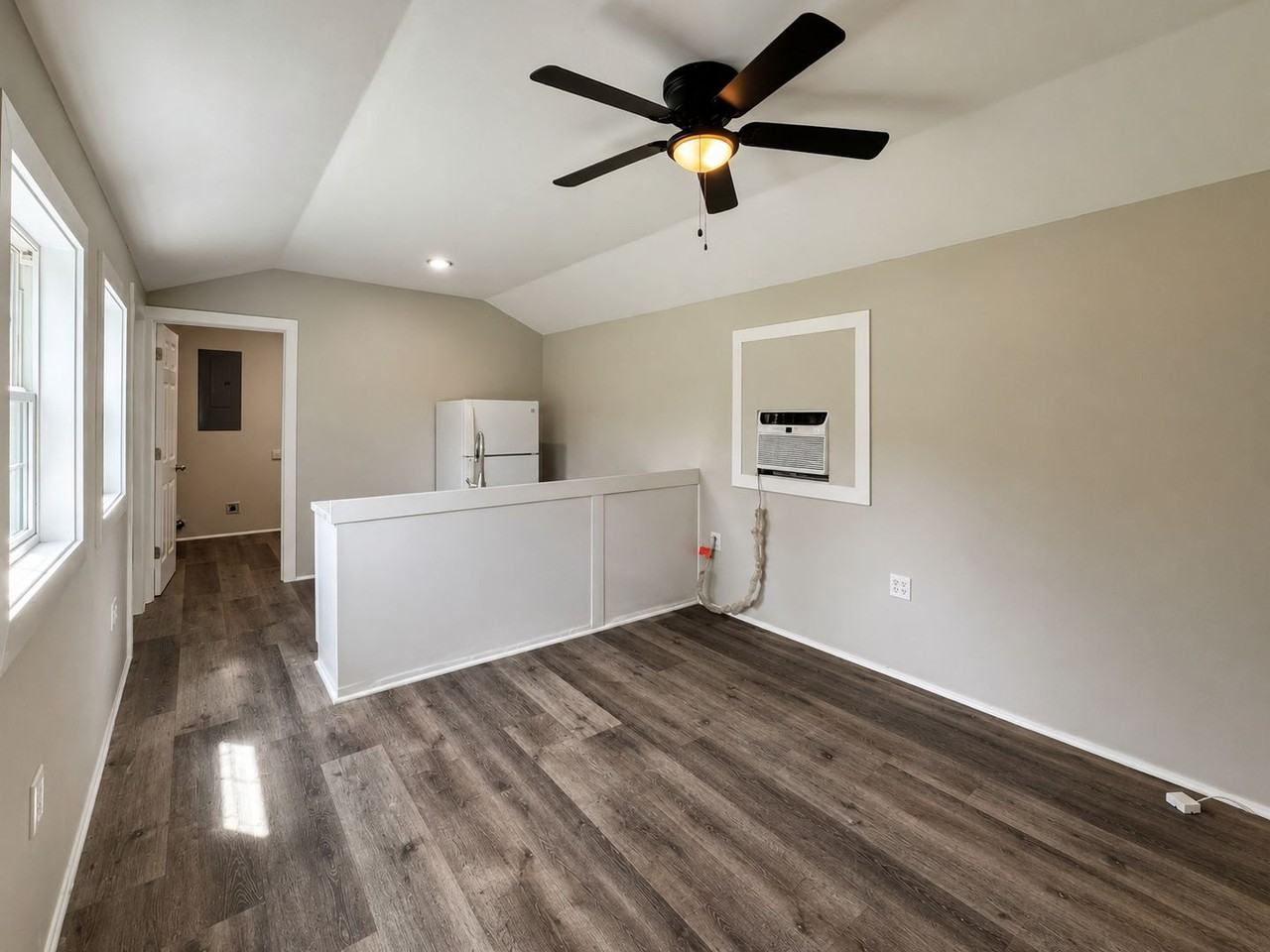 686 W 4th St - Photo 2 of 10