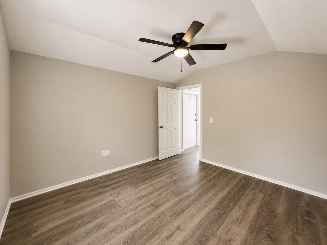 686 W 4th St - Photo 4 of 10