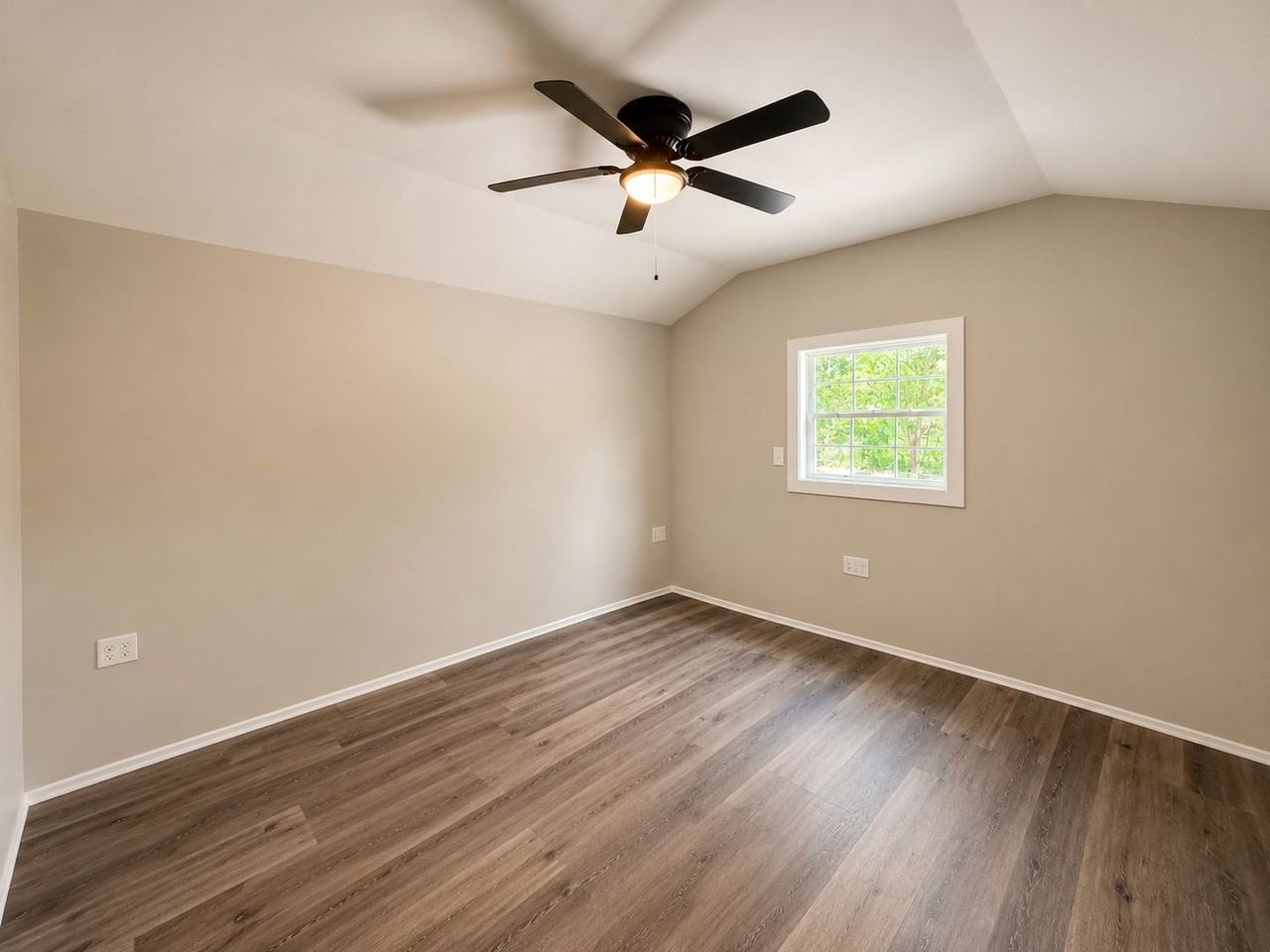 686 W 4th St - Photo 5 of 10