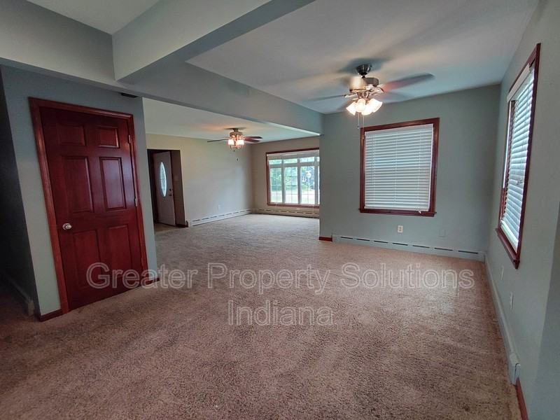 625 E South St - Photo 2 of 20