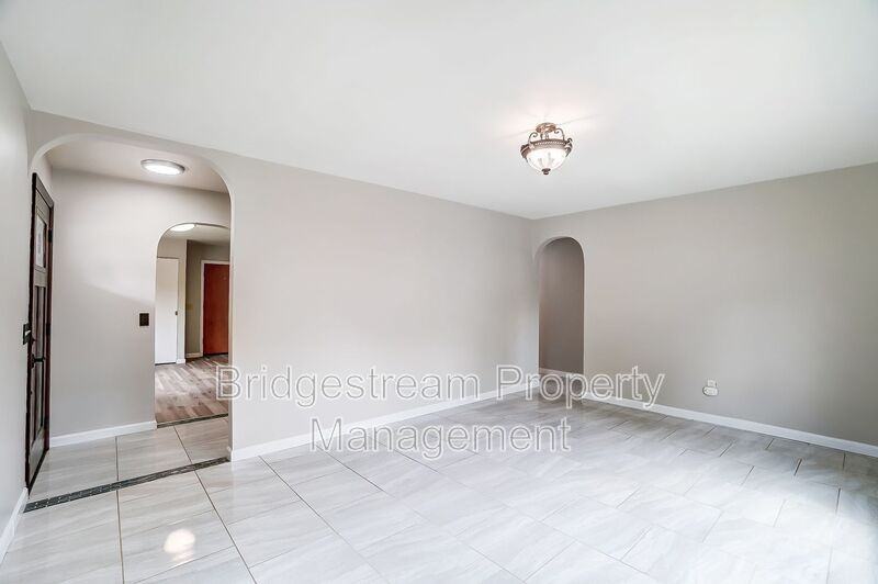 4354 Meadowcroft Rd - Photo 3 of 26