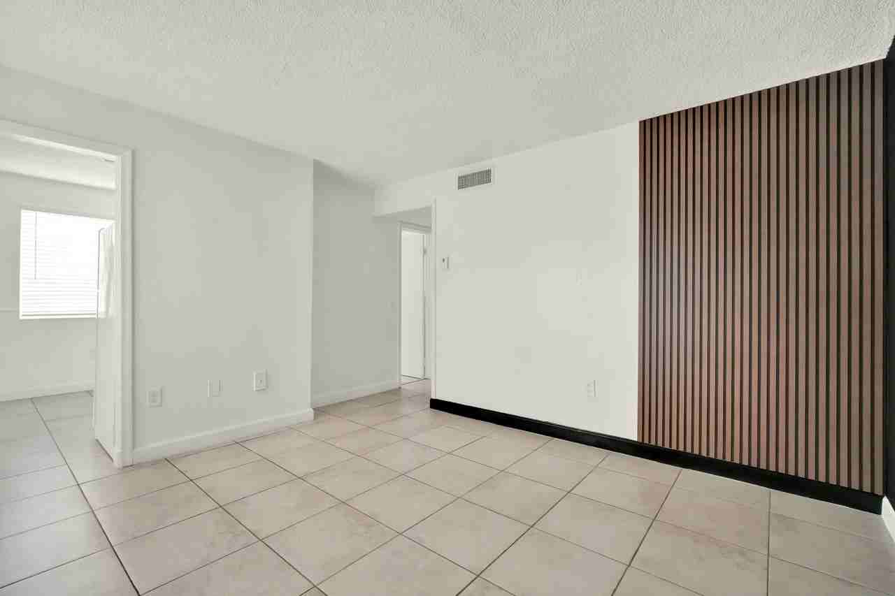 2726 SW 21 St. - Photo 3 of 12