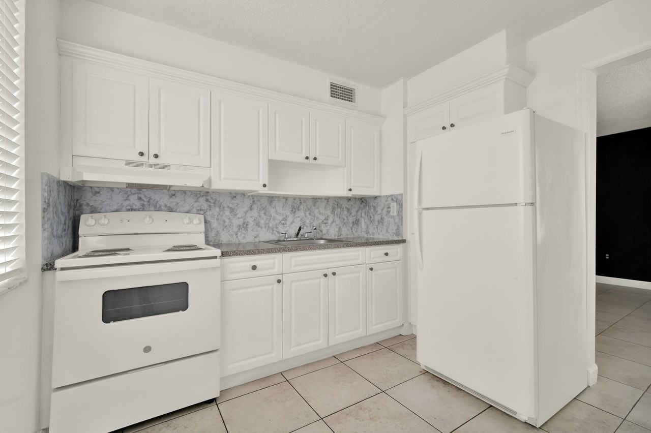 2726 SW 21 St. - Photo 4 of 12