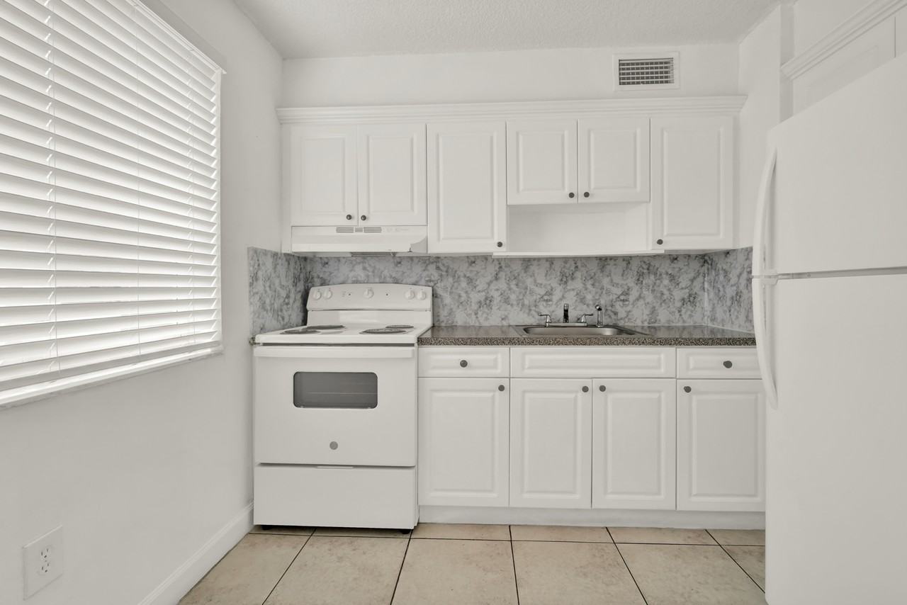 2726 SW 21 St. - Photo 5 of 12